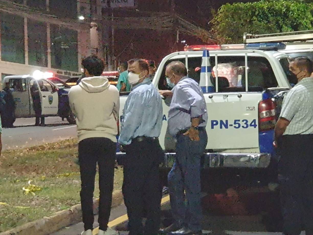 El general retirado Romeo Vásquez también se hizo presente en la madrugada para identificar a su sobrino político como una de las víctimas.