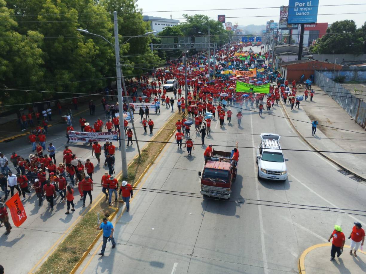 Las pancartas de consigna exigen cese a la corrupción en el Instituto Hondureño de Seguridad Social, el fin de Sulambiente, mejores salarios y beneficios y la salida de algunos ministros gubernamentales, entre ellos Daniel Esponda.