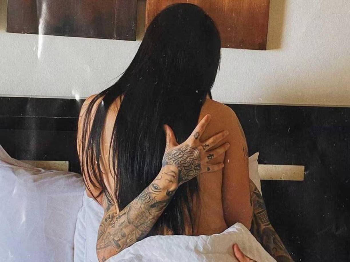 Santa Fe Klan admitió, “Sí, fue real. Somos compas... pero hace mucho no le hablo”, el famoso reveló que el tiempo en que se rumoreaba su relación con Karely Ruiz, estaban trabajando juntos, y que incluso estuvieron juntos durante la filmación de un videoclip, aunque en un estado de embriaguez. 