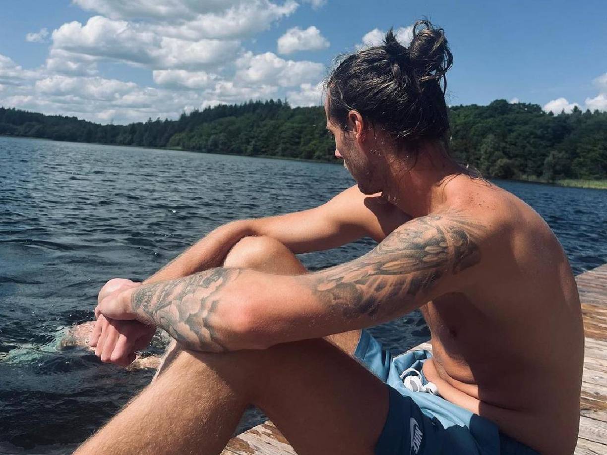 “Todos en el Midtjylland estamos muy afectados por la enfermedad repentina de Kristoffer y nuestros pensamientos y total apoyo van a él y su familia”, señaló el club, que pidió “respeto” y “comprensión” para no dar más detalles por el momento.