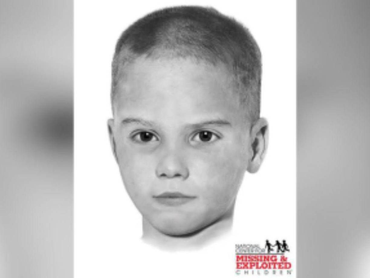 Se utilizaron aplicaciones y técnicas forenses contemporáneas, incluidas las pruebas genealógicas de ADN, y como resultado, las fuerzas del orden público pudieron localizar y ponerse en contacto con posibles parientes de la familia del niño por parte materna, dijo Smith.