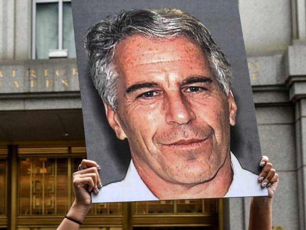 Un total revuelo provocó la supuesta revelación de 177 nombres relacionados con el financiero ya fallecido Jeffrey Epstein, señalado de ser un pedófilo que reclutó mujeres menores de edad para satisfacer sus deseos y ofrecer a sus amigos fiestas en las que se cometían todo tipo de aberraciones.