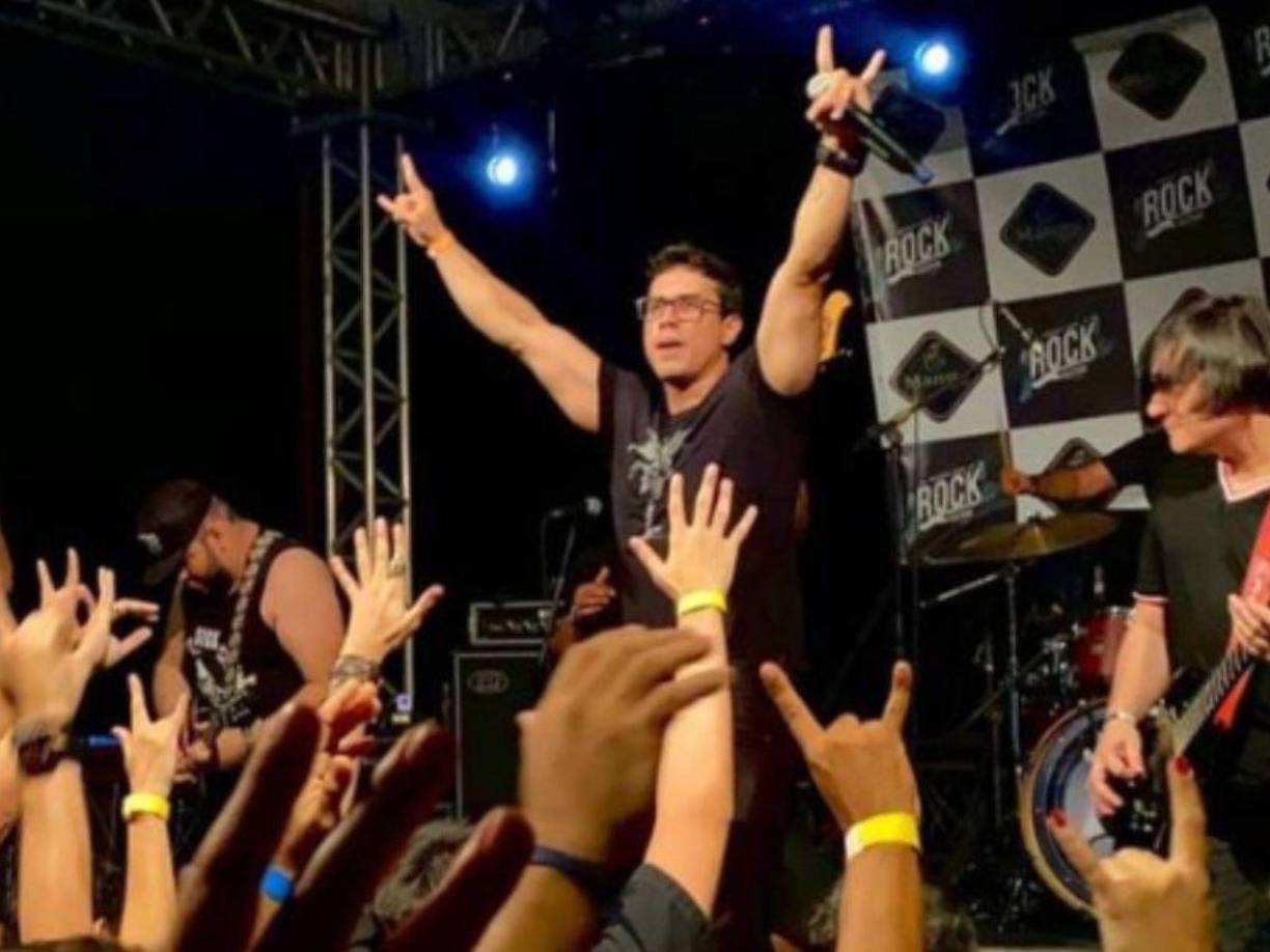 El famoso cantante de rock Ayres Sasaki falleció en plena presentación. 