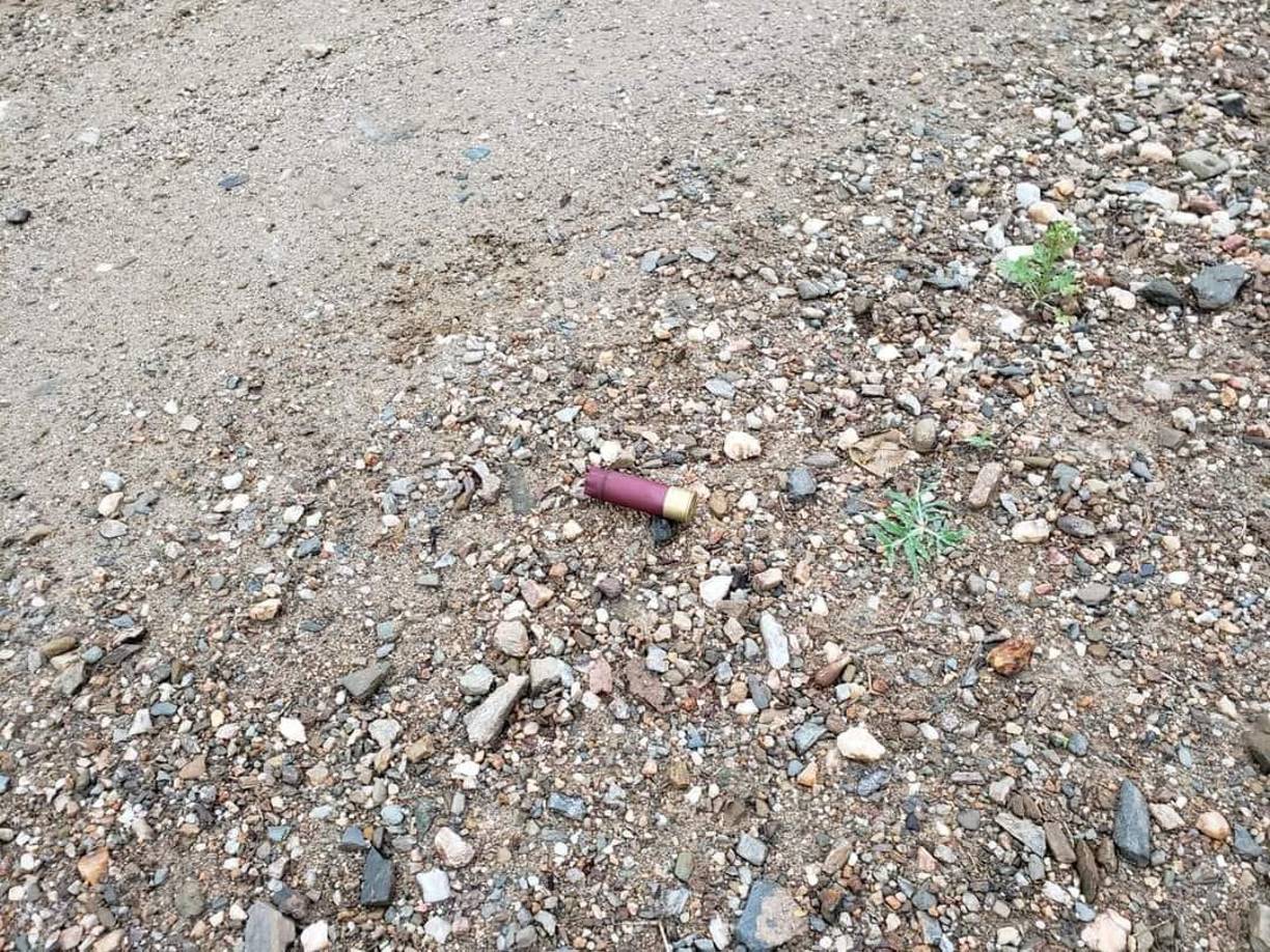 En el lugar en donde quedó el cuerpo del pequeño Fabricio, se miraba el cartucho de lo que se presume fue el disparo que apagó su vida.