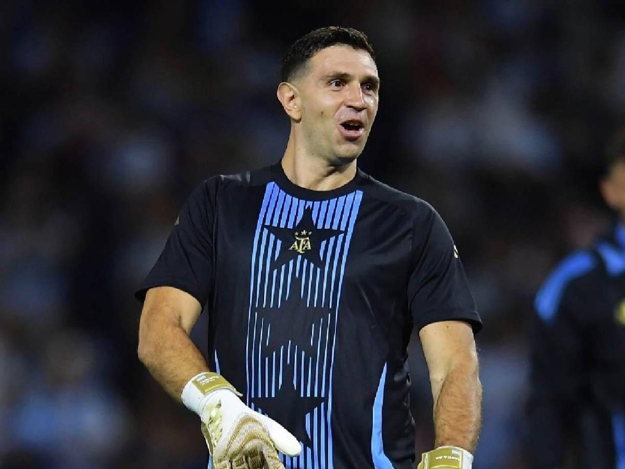 Portero: Emiliano ‘Dibu’ Martínez, guardameta del Aston Villa de la Premier League.