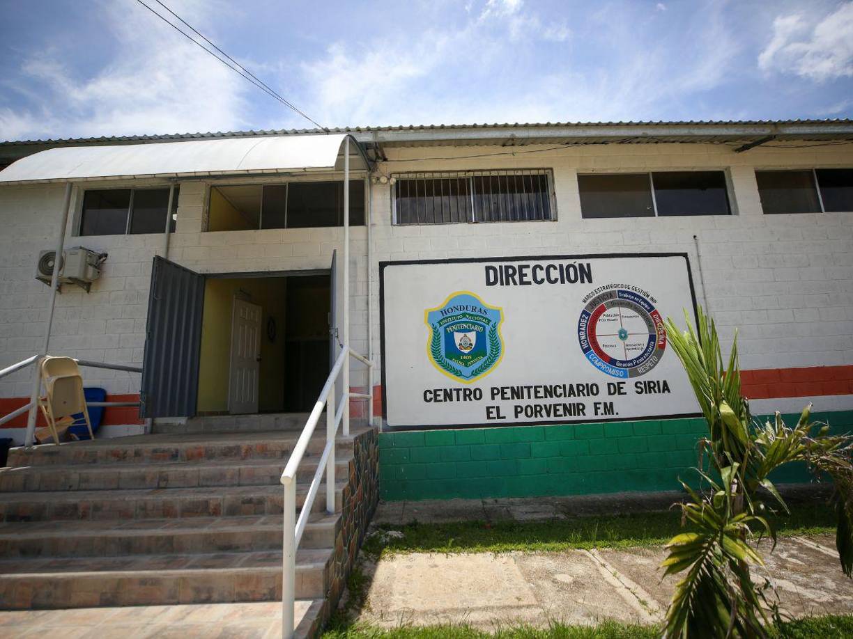 En la Dirección también se realizaron diversas modificaciones que van desde las rotulaciones, piso, aires acondicionados, computadoras, muebles y pintura del 95% del centro que fue recibido en obra gris.