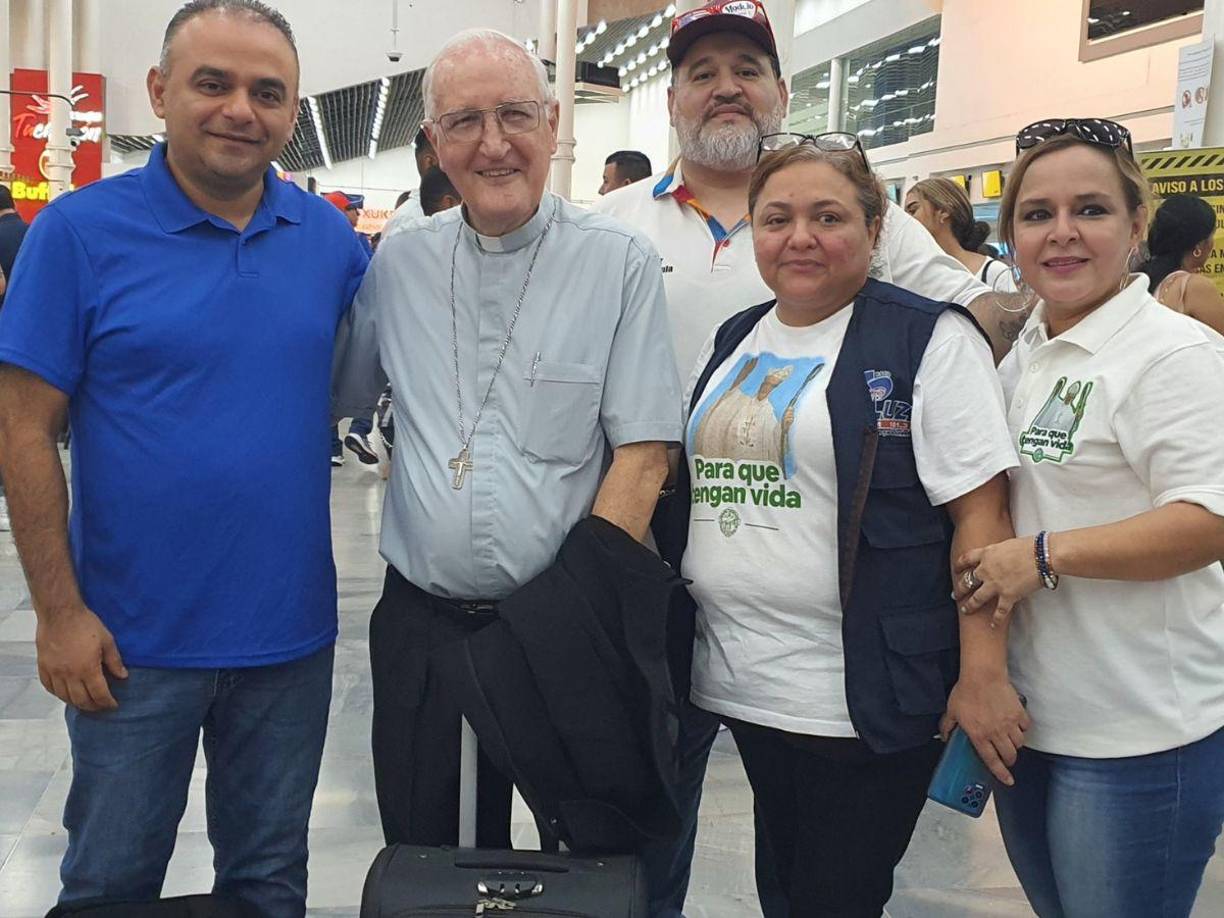 “Buen viaje monseñor, gracias por su trabajo pastoral. Lo esperamos con los brazos abiertos”.