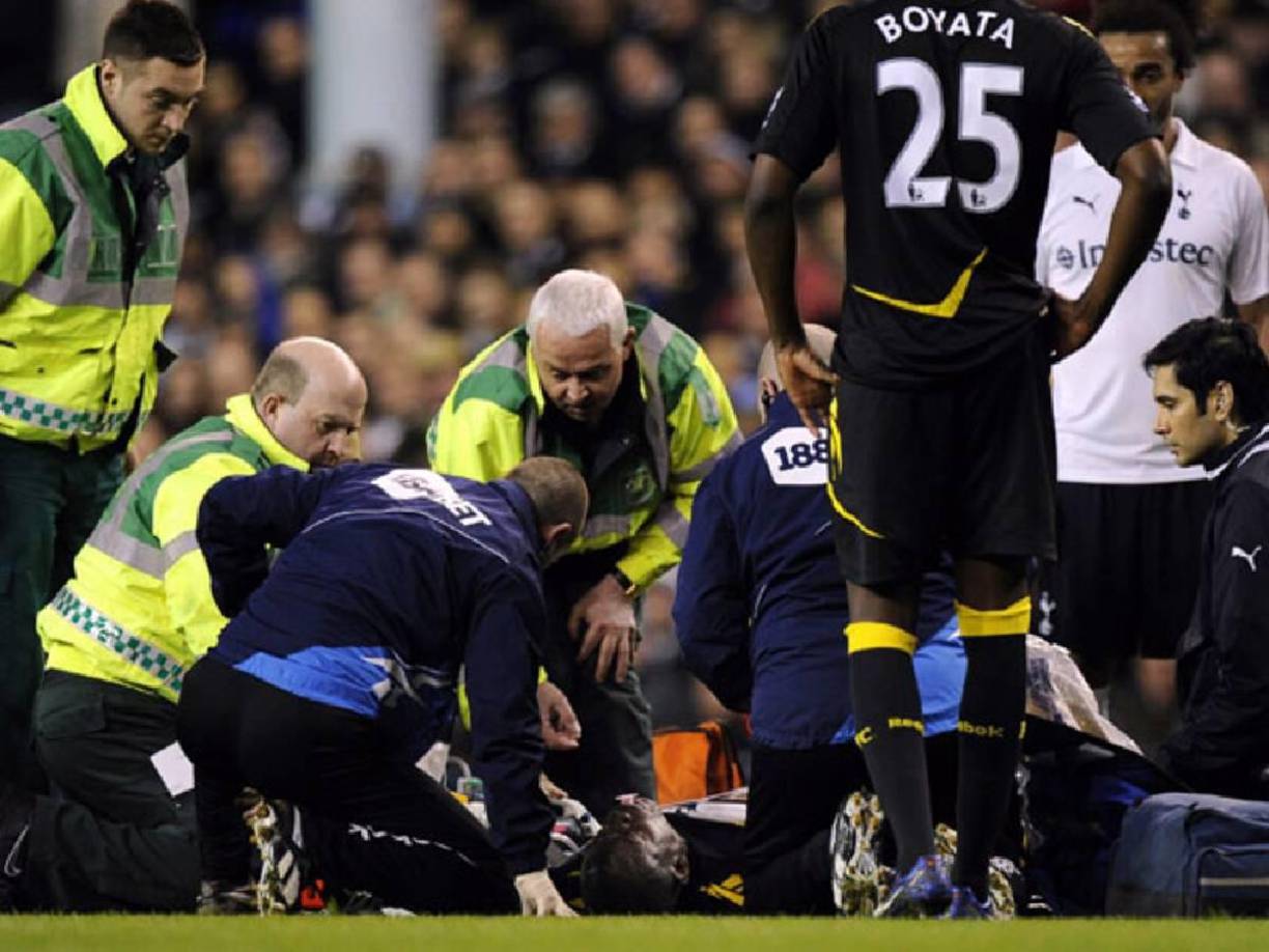 El mediocampista del Bolton Wanderers, Fabrice Muamba, sufrió un paro cardíaco durante un partido de la Copa FA inglesa contra el Tottenham Hotspur en White Hart Lane el 17 de marzo de 2012. Un mes después fue dado de alta.