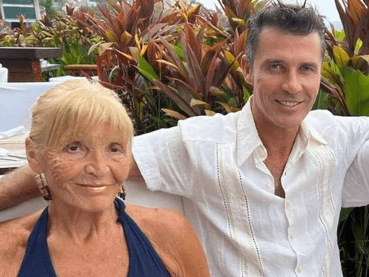 En una de las recientes transmisiones del programa “De Primera Mano” se reveló el acta de matrimonio de Andrés García con Sandra Vale, su primera esposa. La pareja se casó en 1996 en una fiesta celebrada en el puerto de Acapulco en el estado de Guerrero.