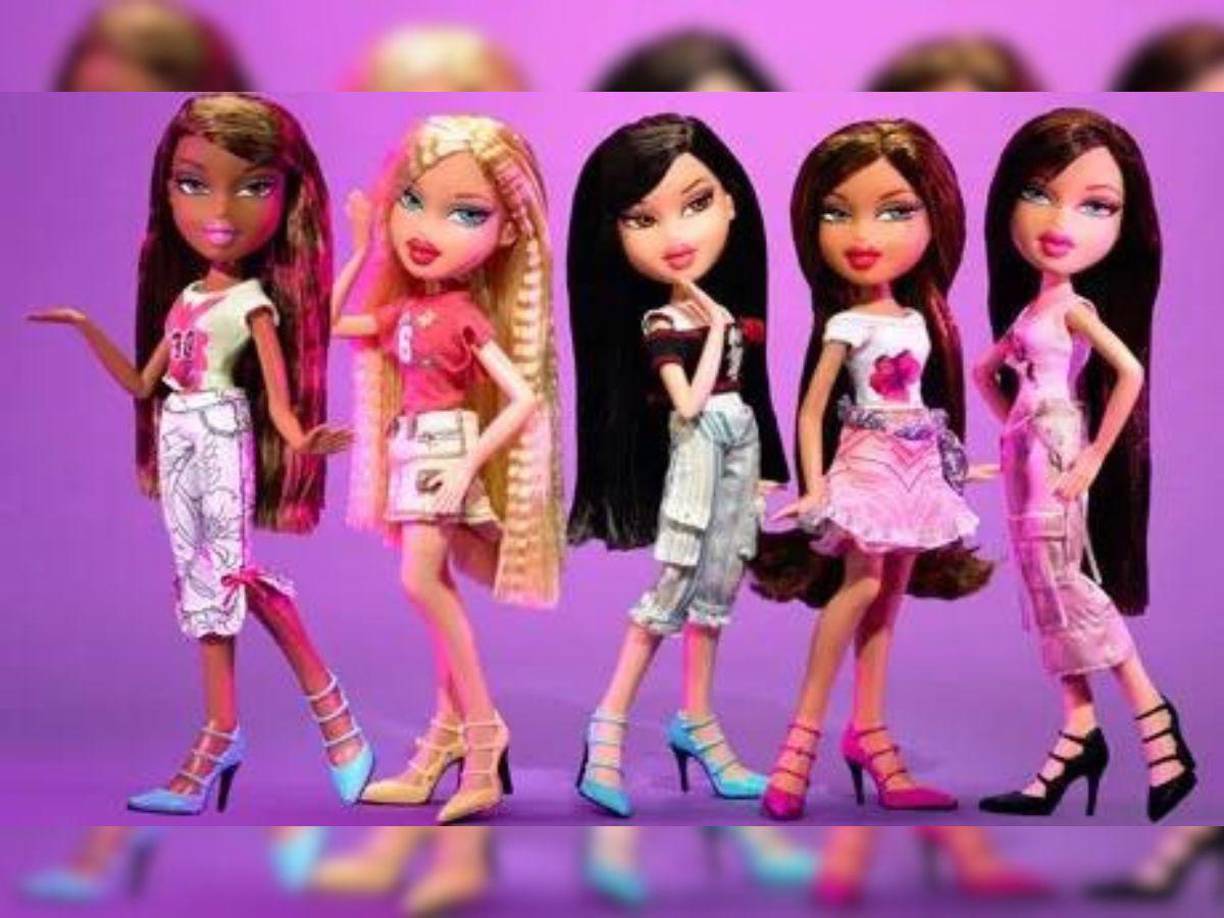 Pero ahora, un detalle de la cinta tiene enloquecidos a los fans porque, aparentemente, participan las Bratz, enemigas íntimas de la mítica muñeca.