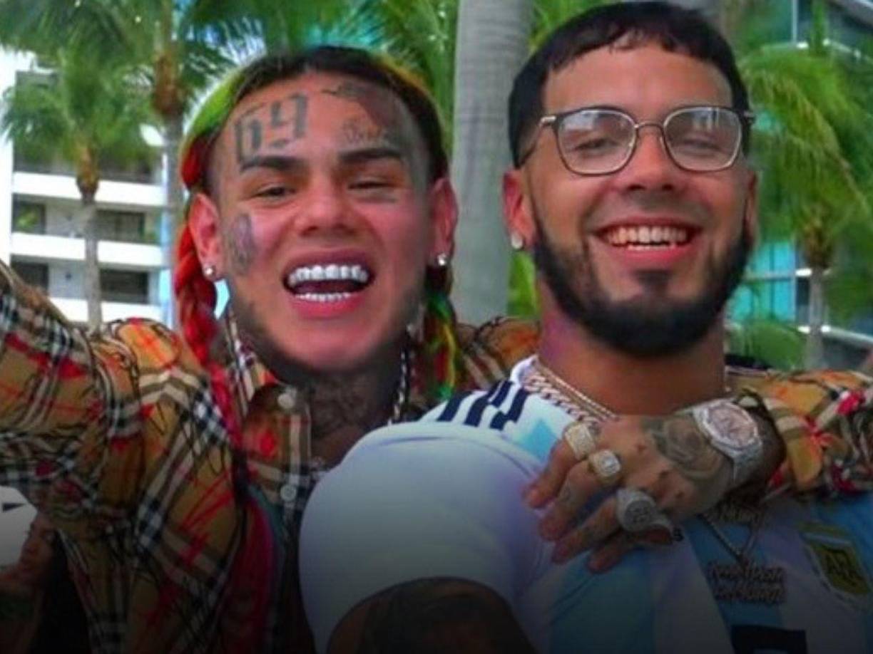Pero, uno de los puntos álgidos de la “tiraera” fue la mención directa a la hija de Anuel, quien está siendo criada por el controversial rapero, Tekashi 6ix9ine. Arcángel no escatimó detalles al abordar este tema, dejando entrever profundas molestias y resentimientos, que, según los fanáticos de ambos cantantes, la disputa se estaría gestando desde hace mucho tiempo.