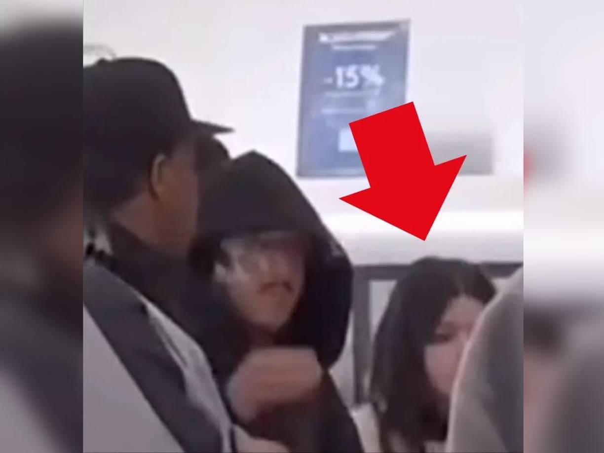 Los fans lo pillaron a Yamal con la modelo de 19 años e “influencer” en La Roca, en Barcelona, lo que ha desatado los rumores de una relación en ciernes.