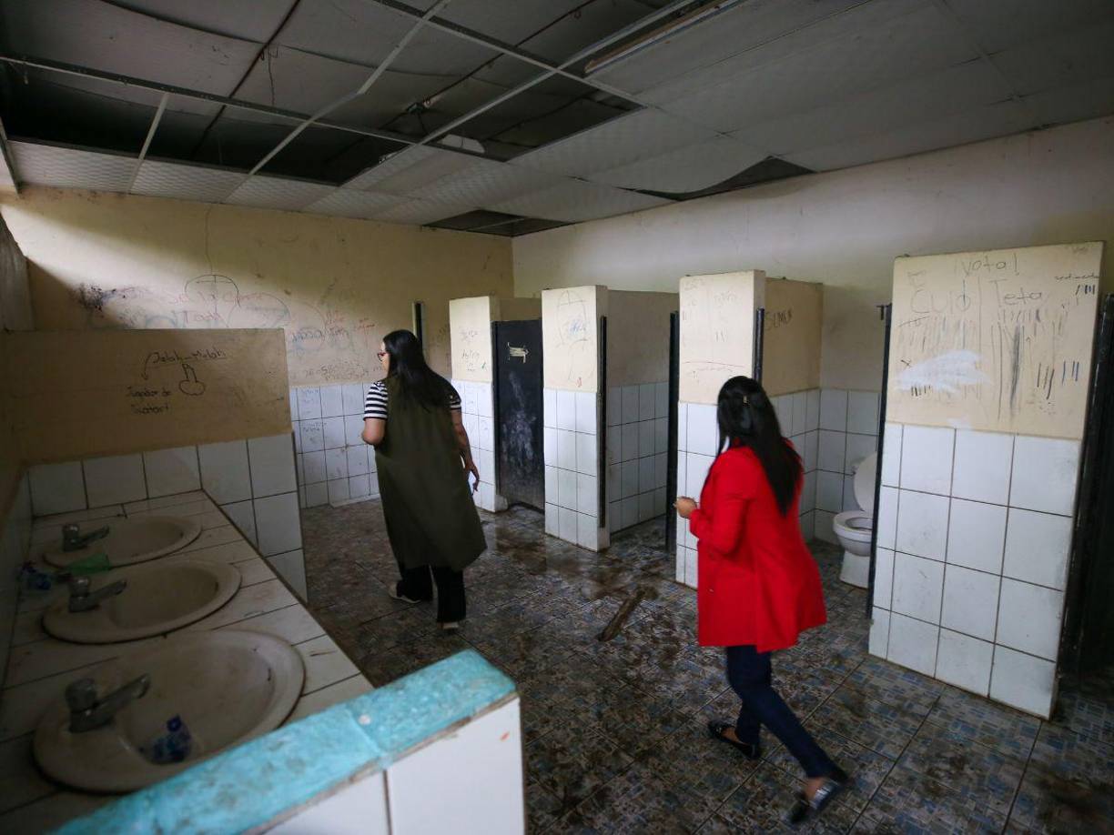 Docentes, estudiantes y padres de familia urgen a las autoridades la pronta intervención de varios centros en las regiones del país, pues denuncian que muchos de los centros pilares no están siendo priorizados en la focalización del año en curso.