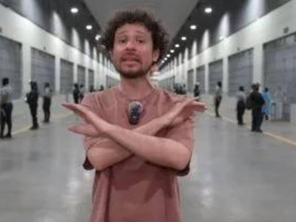 Recientemente emitió juicios sobre la situación que se vive en Venezuela y fue duramente criticado, de igual forma, opinó sobre lo que ocurre en las prisiones de El Salvador, en donde incluso hizo un video mostrando los rostros de los reclusos.