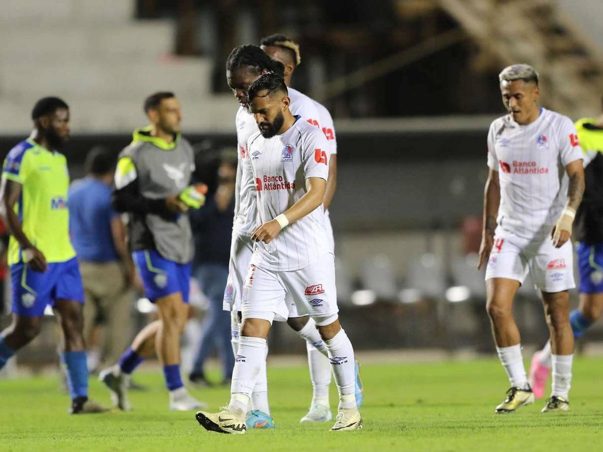 Los jugadores del Olimpia salieron cabizbajos del estadio Nacional Chelato Uclés tras el empate contra el Olancho FC, pese a empezar ganando el partido.