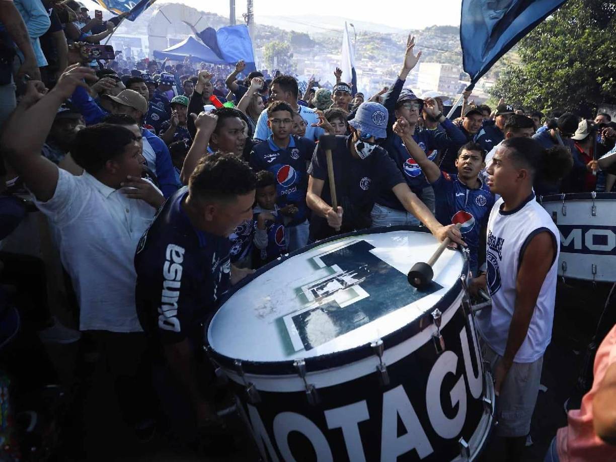 El ambientazo en los alrededores del Estadio Nacional minutos previos al arranque del partido.