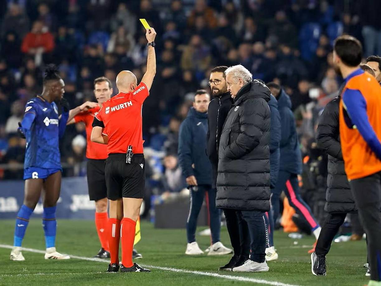 José Bordalás, entrenador del Getafe, también fue amonestado por el árbitro.