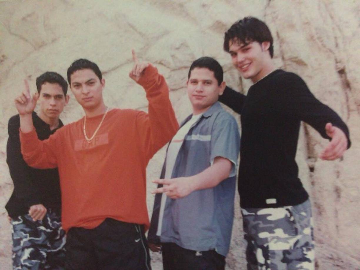 Esto los llevó a enfrentar conflictos entre sus integrantes, sin embargo, una vez superados los problemas comienzan a escribir canciones con un mensaje centrado en Cristo, basado en la Biblia, a fin de exhortar a los jóvenes a que dejaran las drogas, las pasiones juveniles y las pandillas.