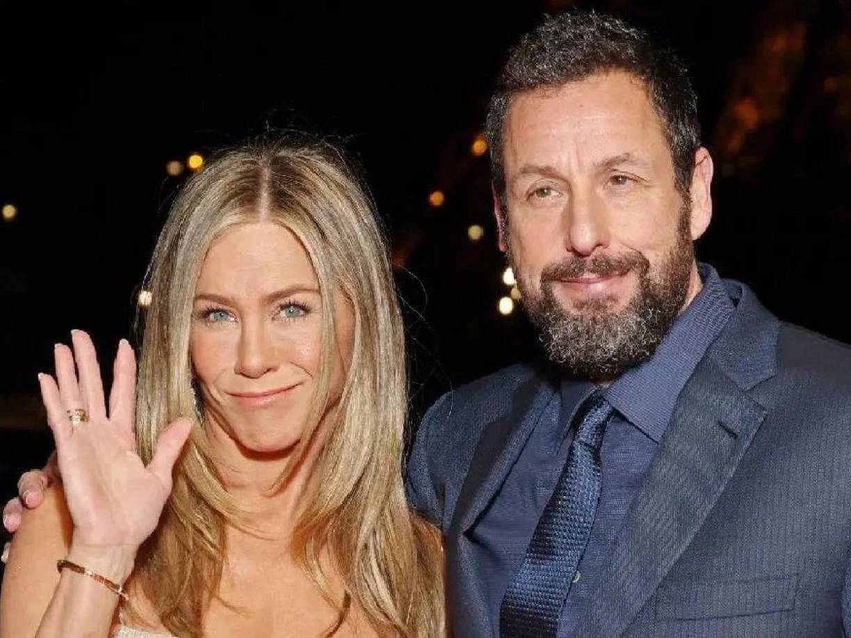 De los 54 años de vida de Aniston han estado acompañados, en gran parte, por la especial amistad y apoyo de Adam Sandler. Los actores se conocieron alrededor de los 20 años y desde entonces la suya es una amistad ejemplo en el mundo del cine.