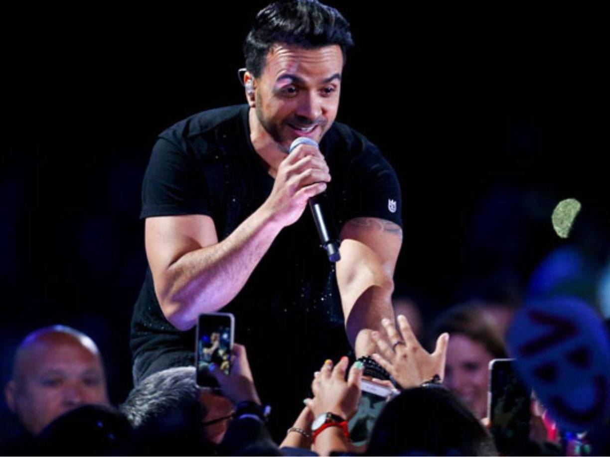 El cantante Luis Fonsi ha anunciado este jueves el inicio de una nueva gira que conmemorará el vigesimoquinto aniversario de su carrera musical.