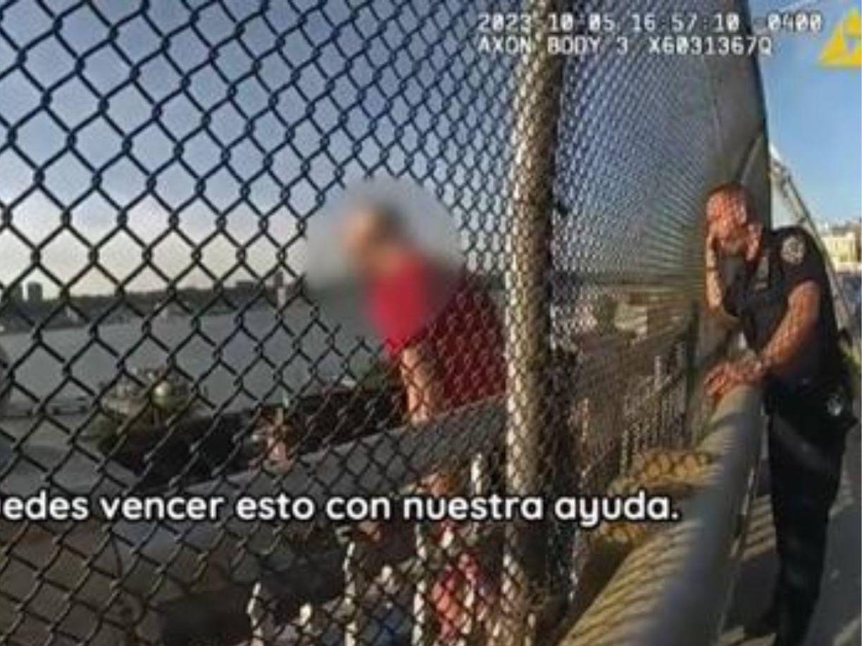 “Por favor, escucha mi voz. La vida es hermosa”, fueron unas de las primeras súplicas del agente policial para detener al hombre de que no se lanzara del puente.