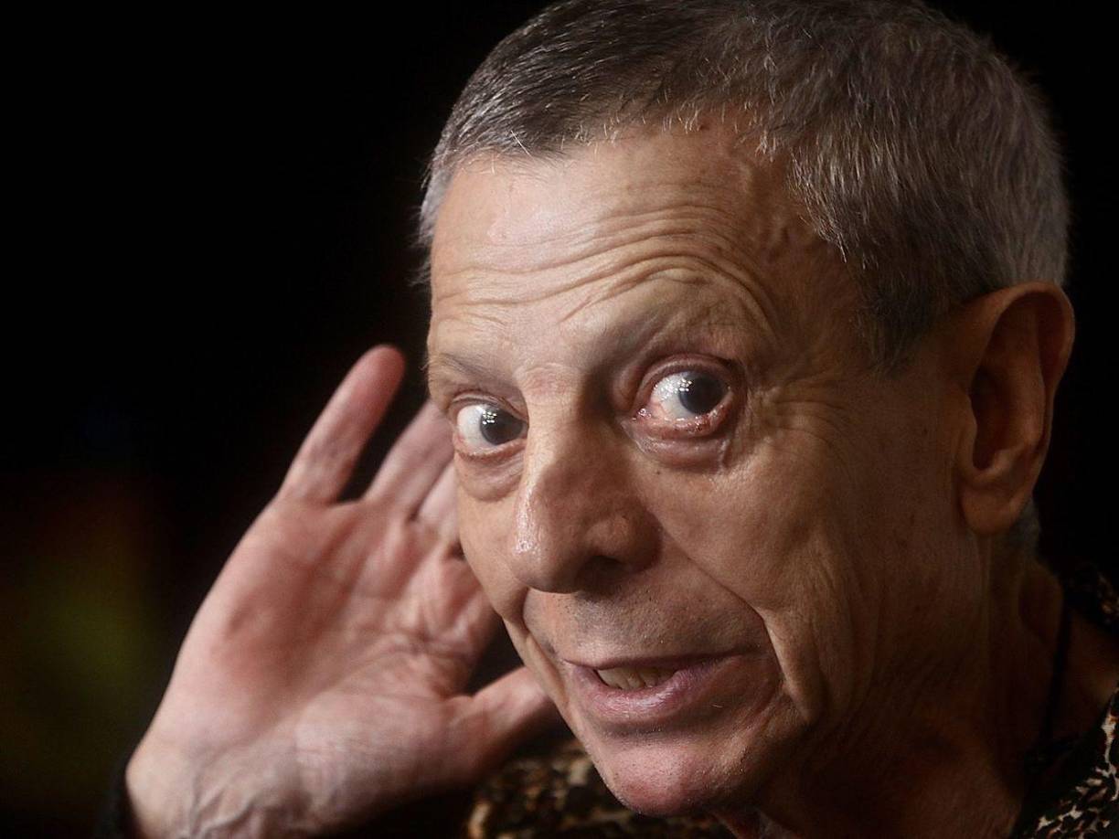 Pese a su estado de salud, el actor no piensa en el retiro: “Para nada. Me hace bien trabajar y voy a seguir haciéndolo. Claro que me veo en la tele y me dan ganas de llorar porque me veo muy jodido. Ni modo. Parezco de campo de concentración. Pero ahí seguiremos”.