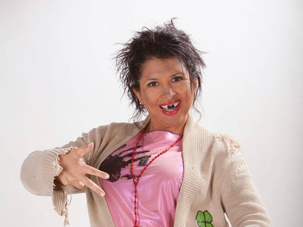 Explicó que las quimioterapias tuvieron diversos efectos secundarios en su cuerpo, comenzando con intensos mareos, seguidos por síntomas como una fuerte sensación de sueño y decaimiento. Posteriormente sufrió de caída de cabello, por lo que reveló que tuvo que utilizar peluca para interpretar a “la Chupitos” .