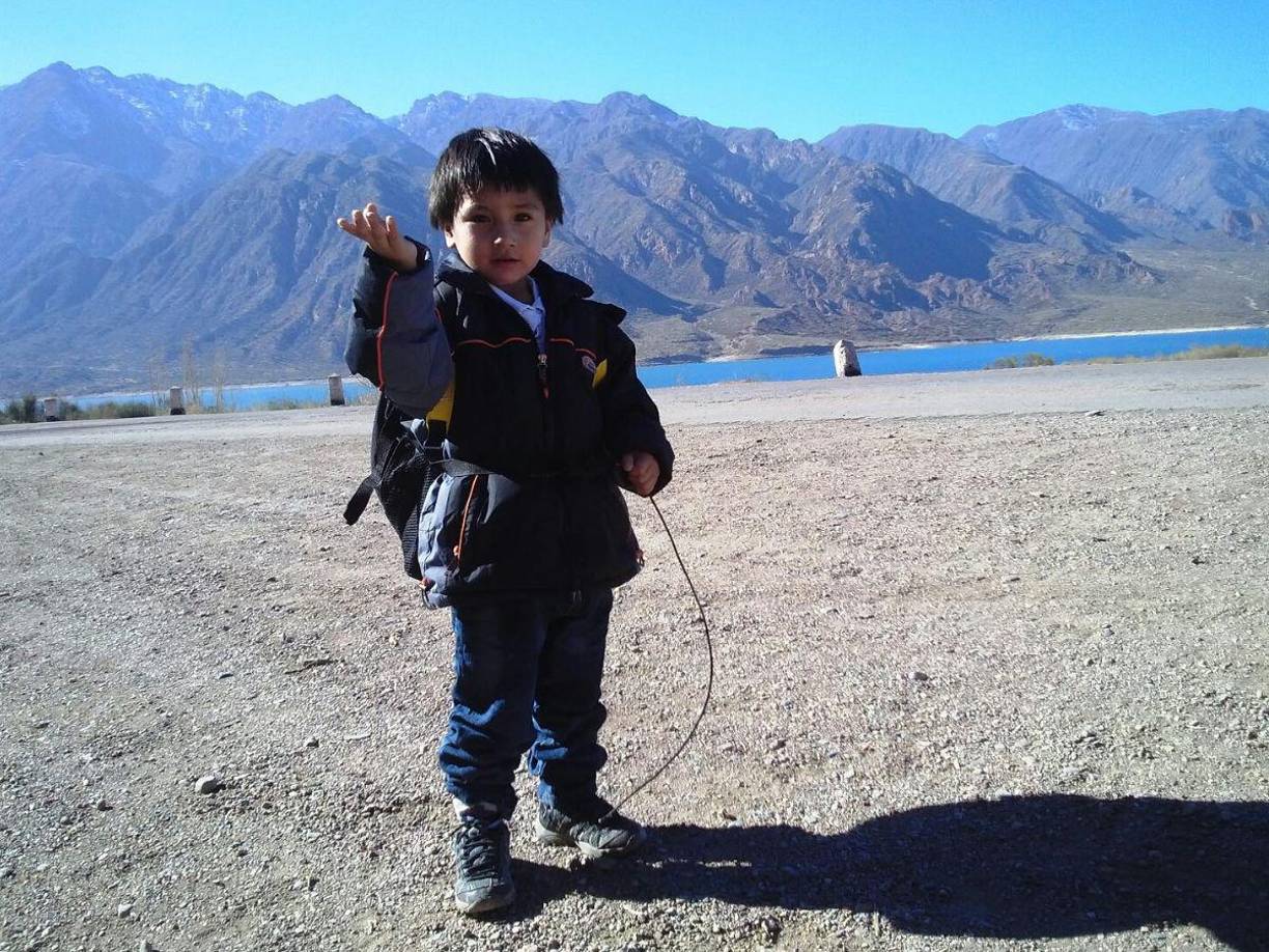 En el barrio Minotto de Villa Nueva, Guaymallén, Argentina, todo el mundo conocía a la famosa familia conformada por Karen, Rolando y el hijo pequeño de Rolando, Elías Aquino. Juntos vivían en una pequeña casa blanca que a su vez funcionaba como una tienda de barrio.