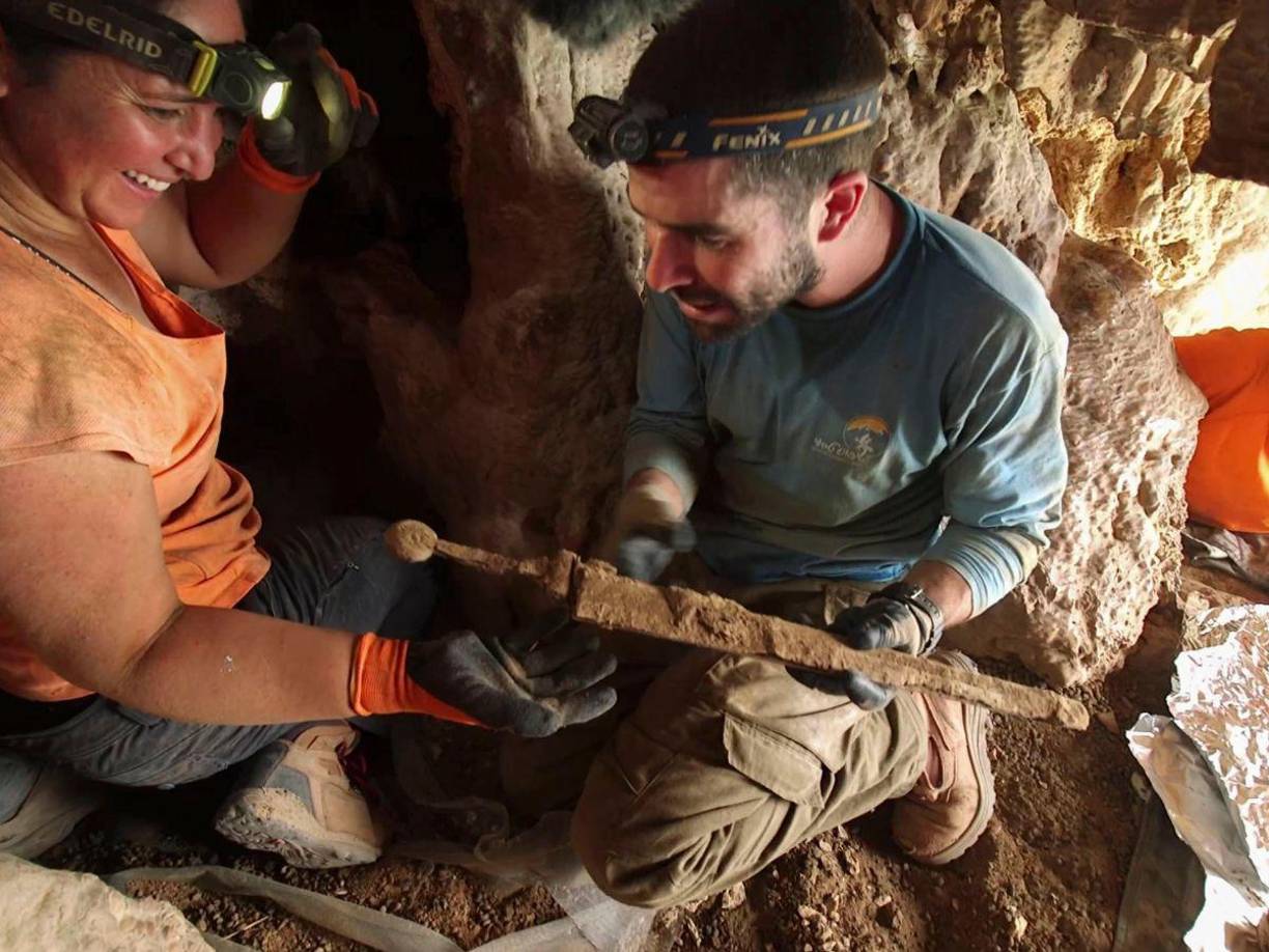 Cuatro espadas de época romana muy bien conservadas fueron halladas en una cueva remota en la zona del Mar Muerto, anunció hoy la Autoridad de Antigüedades de Israel (AAI). Aquí las fotografías.