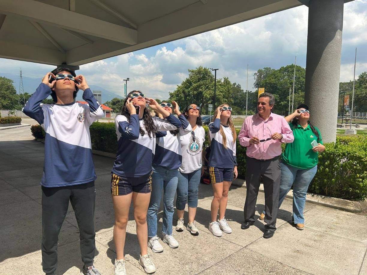 ¡Espectacular! Fotos del eclipse solar que oscurece a Honduras