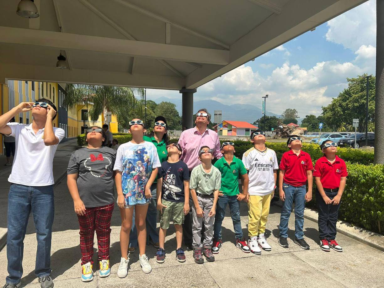 Ellos son alumnos y maestros de Western International School, quienes se reunieron para ver juntos el evento.