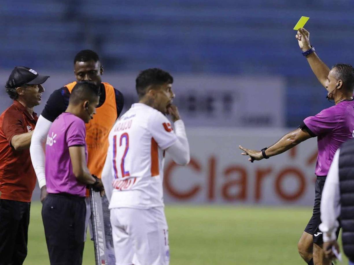 Pedro Troglio y Yustin Arboleda recibieron una tarjeta amarilla por parte del árbitro Melvin Matamoros. 