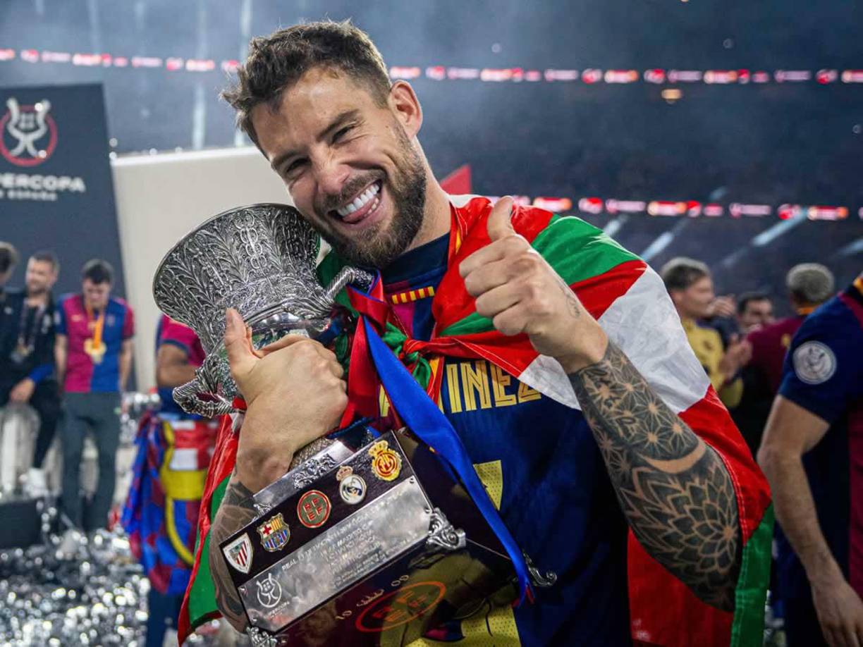 Iñigo Martínez, que salió en el primer tiempo por lesión, no se perdió los festejos con el trofeo de la Supercopa de España.