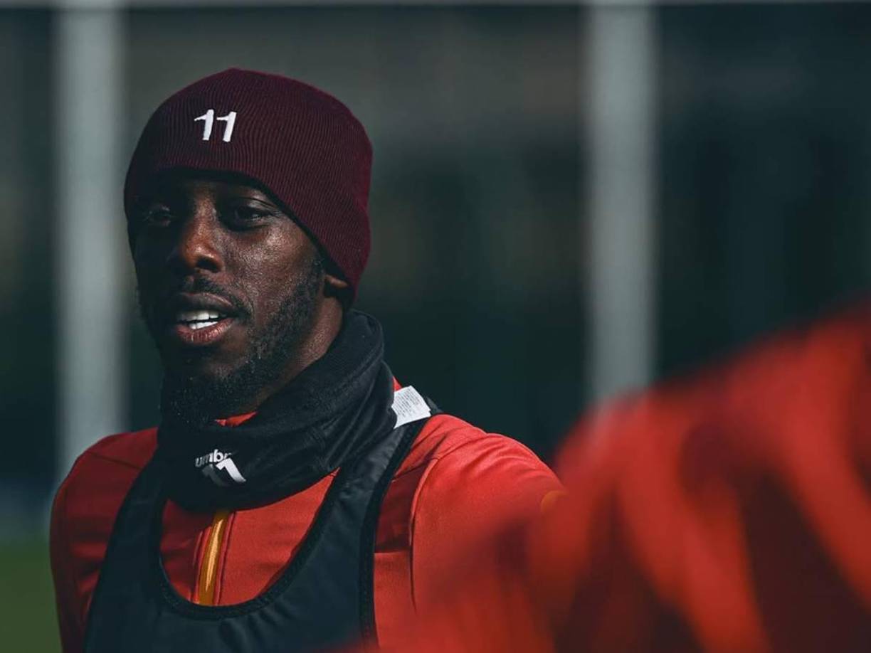 Se la acusa de haber atacado también a otra mujer en la ciudad de Vannes un día después antes de secuestrar a su bebé. Según se ha revelado, la atacó mientras afirmaba escuchar “voces internas” y la besó después de rociarla con el líquido inflamable.