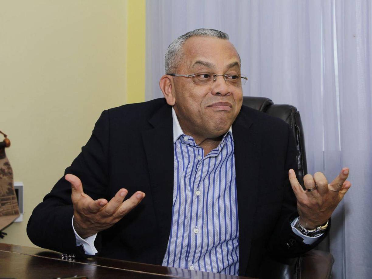 Es el propietario y director del canal HCH. 