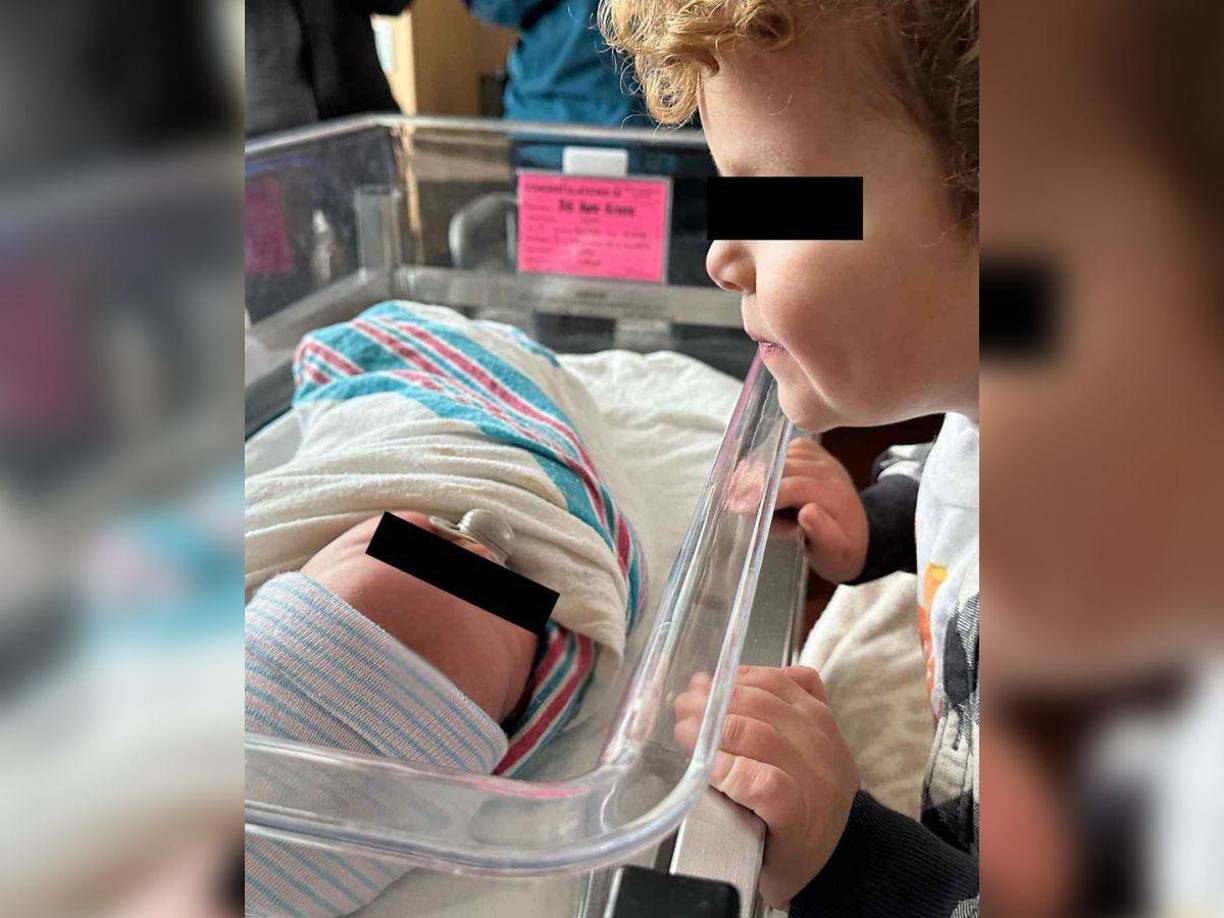 La pequeña nació el miércoles 1 de marzo con un saludable peso de 8 libras y 4 onzas. Además de que no solo tuvo el buen recibimiento por parte de sus padres, sino que su hermano no deja de mimarla