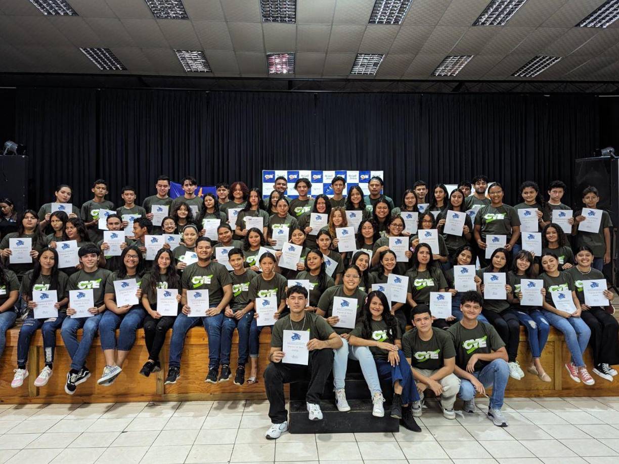 OYE, la Organización para el Empoderamiento de la Juventud, desarrolló este viernes su ceremonia de entrega de becas para estudiantes de secundaria y universidad de El Progreso. 
