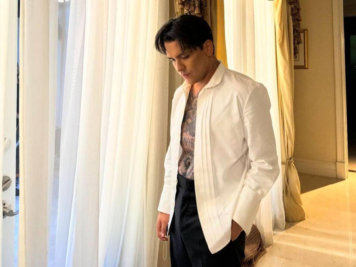 El cantante mexicano Christian Nodal fue elegido como parte de los 50 más bellos por la revista People en Español junto con la intérprete Natti Natasha, el actor Rafael Amaya y la presentadora Clarissa Molina, con los que comparte la portada.