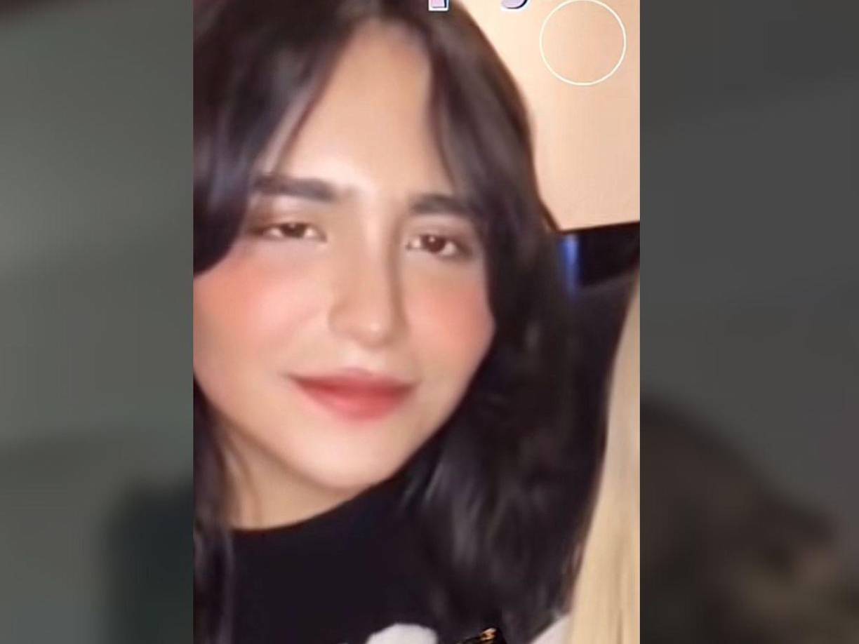 De acuerdo con la publicación de la creadora de contenido durante la transmisión de Amely y Alonso Nodal estaban hablando de maquillaje, pero lo que más llamó la atención fue la apariencia del hermano de Christian Nodal, quien lucía con cabello largo y maquillaje. 