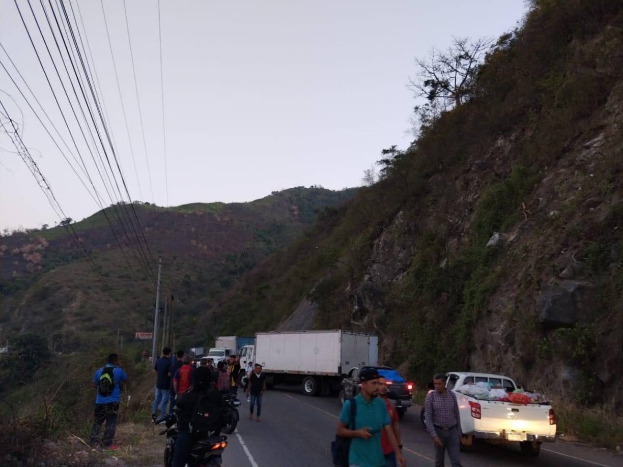 Pero las tomas de carretera anteriores no fueron las únicas, habitantes de la colonia Lempira, en la salida a occidente también bloquearon dicho tramo vial, pidiendo la reparación de un derrumbe que hay en la zona. 