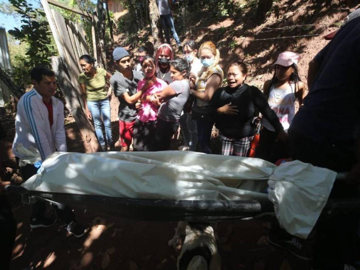 Las hijas de la mujer, al ver que personal de Medina Forense retiraba el cuerpo y lo trasladaban a la morgue, gritaban muy desconsoladas: “Maldito, mataste a mi madre”.