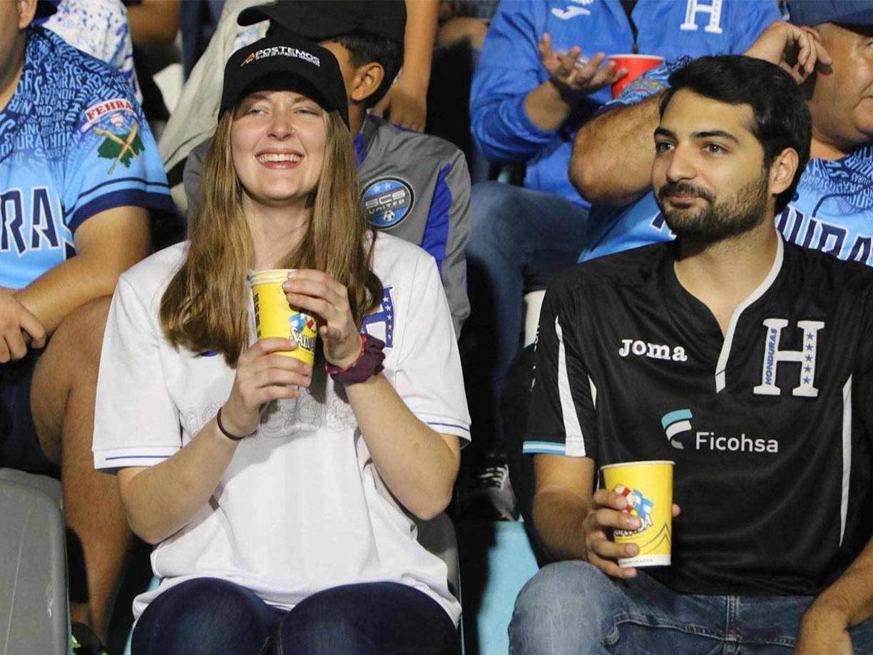 La bella chica estuvo acompañada por un aficionado que también portaba la camiseta de la selección de Honduras. 