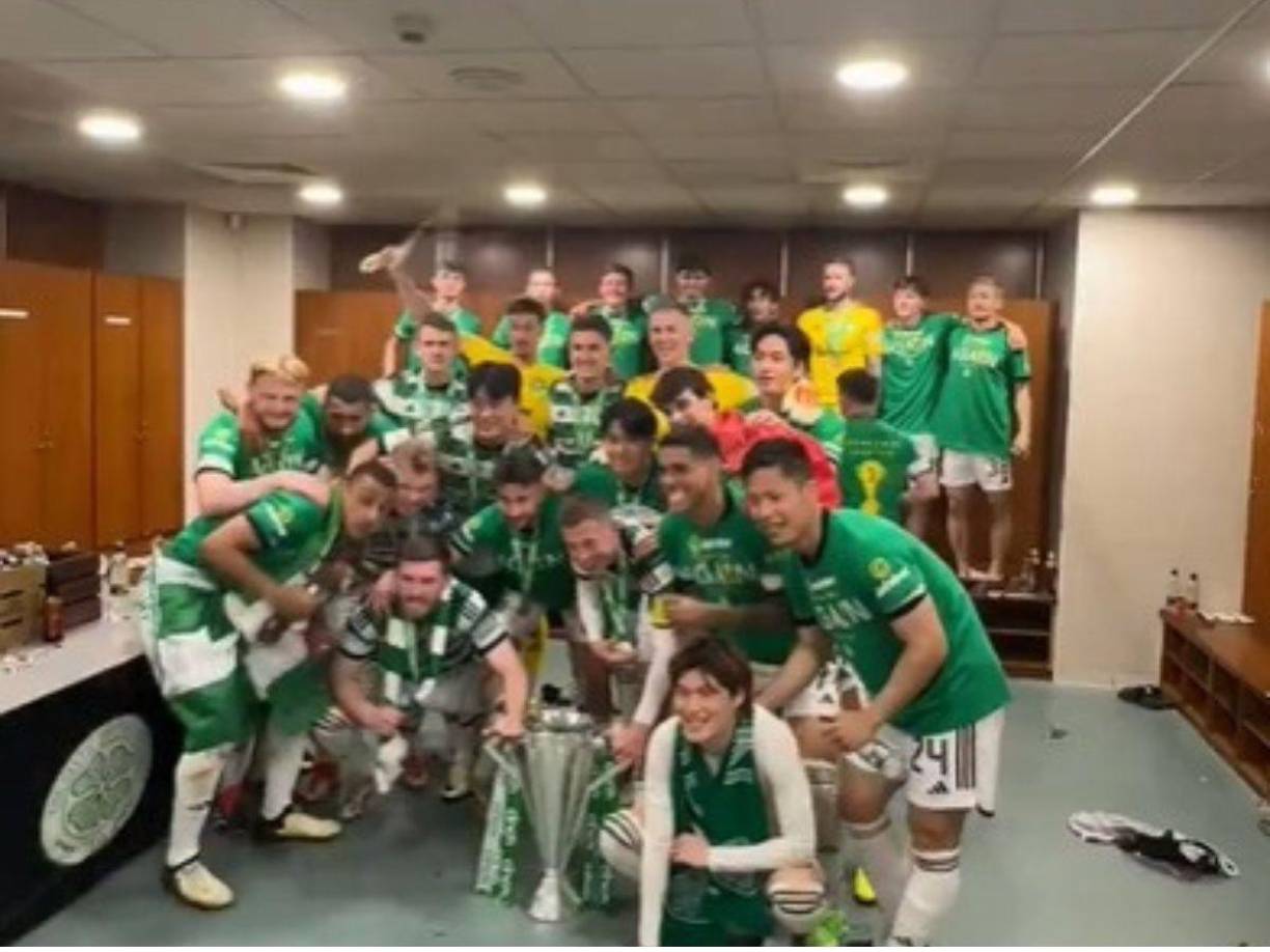 En esta foto aparece Luis Palma celebrando el título de campeón en los camerinos del Celtic. ¡Ya tiene la primera!