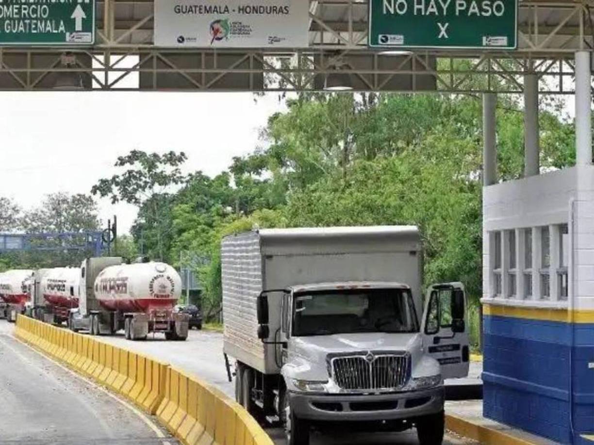 En caso de ser un vehículo propiedad de una empresa, además de la carta poder descrita, se tiene que adjuntar otra autorización.