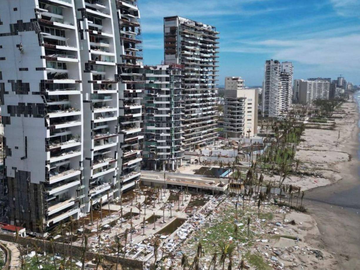 La agencia de noticias internacionales AFP ha seleccionado 10 fotografías de impacto que que marcaron este año 2023. Así las describe: <b>10.</b> Vista aérea de los daños causados por el paso del huracán Otis en Acapulco, Estado de Guerrero, México, el 28 de octubre de 2023.⁣⁣