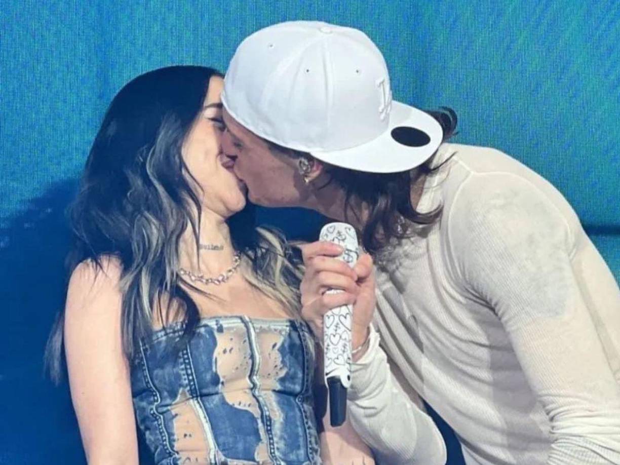 Otra de las veces en que Nicki Nicole fue cuestionada por los seguidores de Peso Pluma fue durante la primera presentación en vivo de su colaboración juntos en los Latin Grammy, donde Nicole “rechazó” un beso del cantante.