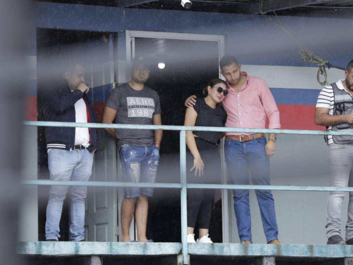 El fallecido era hermano de la ex presentadora de televisión de HCH Rina Leal quien de inmediato se hizo presente en la escena del crimen. 