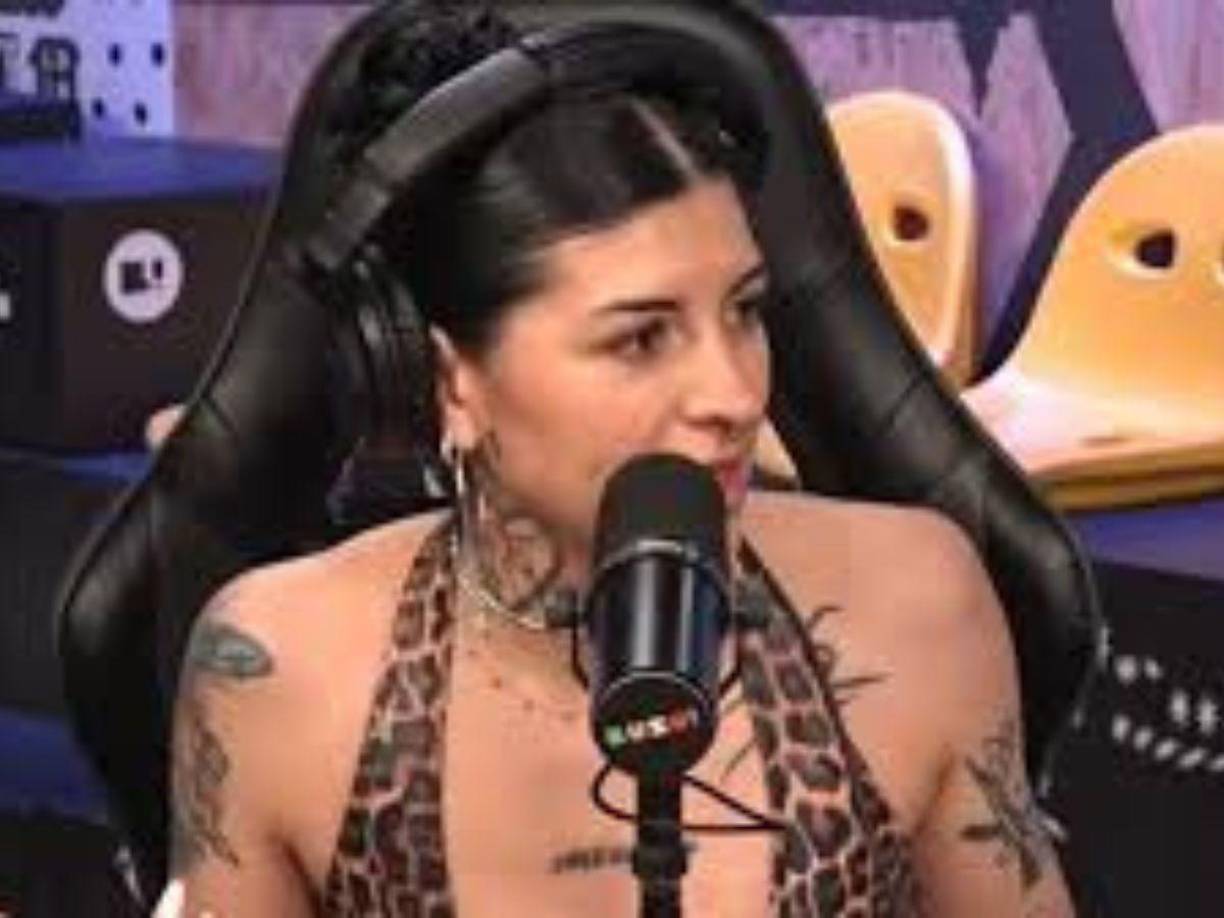 La polémica entre Christian Nodal, Ángela Aguilar y Cazzu ha tomado un nuevo giro. En una reciente entrevista, la rapera argentina Cazzu aseguró que no estaba al tanto de la relación entre Nodal y Ángela, lo que contradice lo expresado anteriormente por Ángela Aguilar.