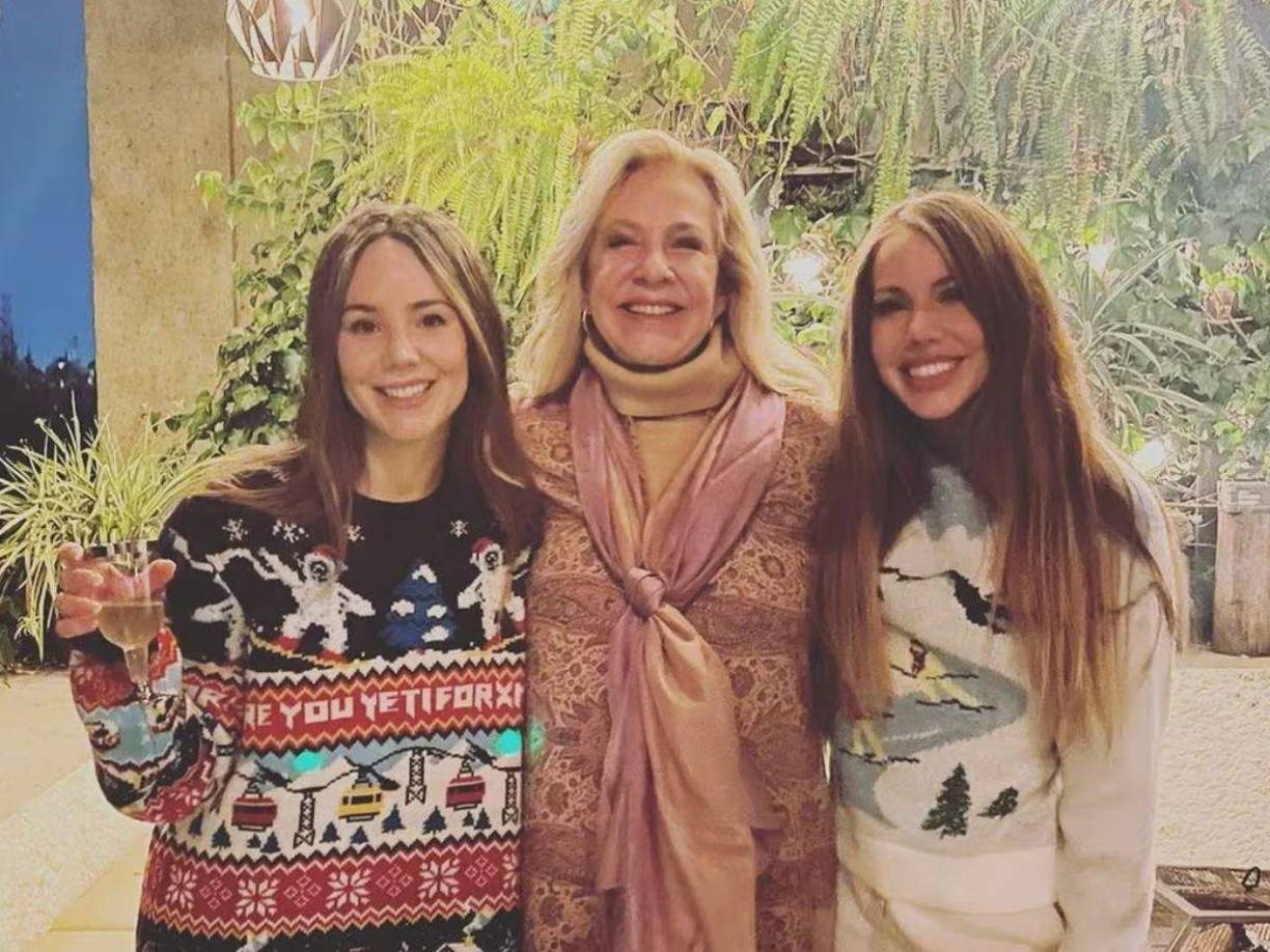 Ernestina es madre de Camila y Marina, fruto de su matrimonio con Fernando González Parra. Su vida estuvo también caracterizada por la complejidad de las relaciones familiares con sus hermanas: Laura Zapata y Thalía. A pesar de los desafíos, forjó un vínculo especial con sus hijas. En el ámbito sentimental, se casó con el político Mauricio Camps en 2011, aunque su matrimonio duró solo dos años.