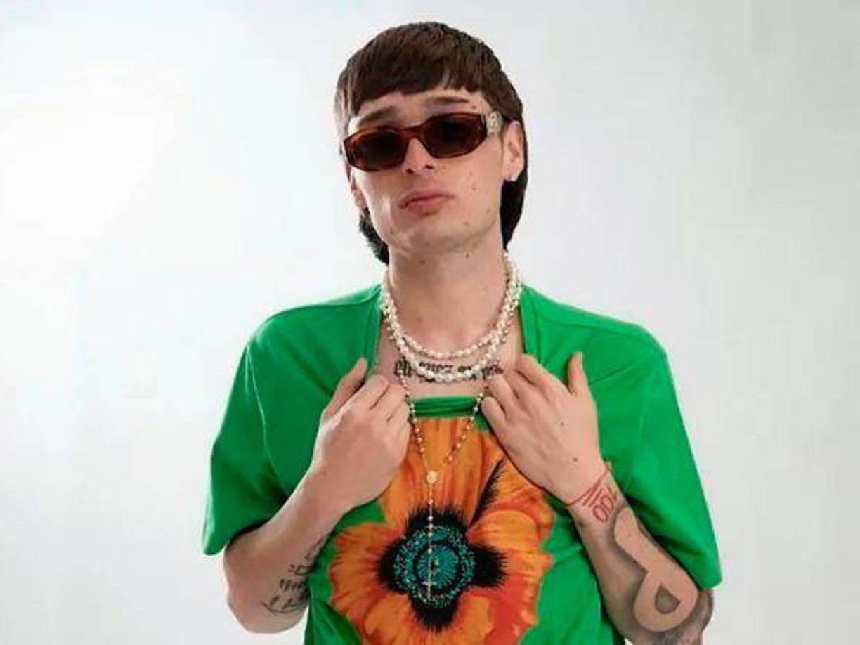 A pesar de su corta trayectoria artística, Peso Pluma se ha consagrado como uno de los cantantes más populares del momento, consagrándose como uno de los fuertes de la industria. 